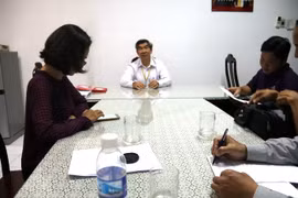 Ông Trần Thanh Thảo, Giám đốc Sở Y tế tỉnh Tiền Giang (ở giữa) tại buổi gặp mặt báo chí thông tin về vụ việc ở Tân Phước. (Ảnh: Minh Trí/Vietnam+)
