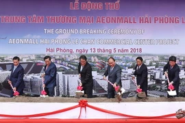 Thủ tướng Nguyễn Xuân Phúc và các đại biểu thực hiện nghi thức khởi công dự án Trung tâm thương mại AEON MALL Hải Phòng Lê Chân. (Ảnh: An Đăng/TTXVN) 
