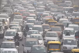 Cảnh ùn tắc giao thông vào giờ cao điểm ở New Delhi, Ấn Độ. (Nguồn: AFP/TTXVN)