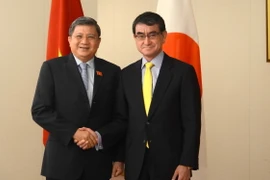 Chủ nhiệm Ủy ban Đối ngoại của Quốc hội Nguyễn Văn Giàu gặp Bộ trưởng Ngoại giao Nhật Bản Taro Kono, ngày 19/6, tại thủ đô Tokyo. (Ảnh: Thành Hữu/TTXVN)