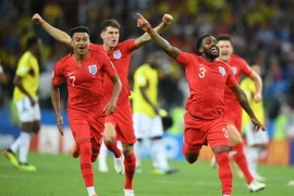 Các cầu thủ đội tuyển Anh ăn mừng chiến thắng trong trận đấu với Colombia. (Nguồn: THX/TTXVN)