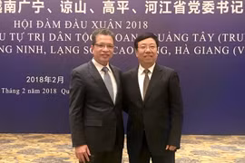 Đại sứ Đặng Minh Khôi và Phó Chủ tịch Khu tự trị dân tộc Choang Quảng Tây, Bí thư thành ủy Quế Lâm Triệu Lạc Tần tại buổi gặp. (Ảnh: Trung Kiên/TTXVN)