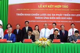Thủ tướng Nguyễn Xuân Phúc chứng kiến Lễ ký kết hợp tác tư vấn về triển khai chiến lược Dự án Phát triển du lịch Đồng bằng sông Cửu Long thích ứng biến đổi khí hậu. (Ảnh: Thống Nhất/TTXVN)