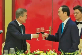 Chủ tịch nước Trần Đại Quang và Tổng thống Hàn Quốc Moon Jae-in nâng ly, tại tiệc chiêu đãi tối 23/3. (Ảnh: Nhan Sáng/TTXVN)