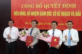 Ông Trần Phước Sơn (thứ hai từ phải sang) nhận quyết định Giám đốc Sở Kế hoạch và Đầu tư thành phố Đà Nẵng. (Ảnh: Nguyễn Sơn/TTXVN)