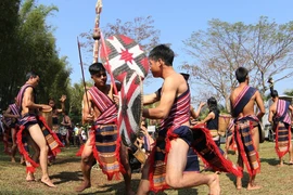 [Photo] Độc đáo lễ bắc máng nước của người Xơ Đăng-Xơ teng