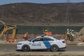 Ảnh tư liệu: Lực lượng an ninh nội địa Mỹ kiểm tra tiến trình xây bức tường biên giới giữa Mỹ và Mexico tại bang Tijuana, Mexico ngày 28/9/2017. (Nguồn: AFP/TTXVN)