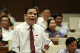 Bộ trưởng Bộ Nông nghiệp và Phát triển nông thôn Nguyễn Xuân Cường phát biểu giải trình làm rõ vấn đề Đại biểu Quốc hội nêu. (Ảnh: Dương Giang/TTXVN)