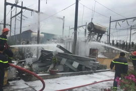 Cảnh sát phóng cháy chữa cháy Bắc Ninh nỗ lực dập lửa. (Ảnh: Thái Hùng/TTXVN)