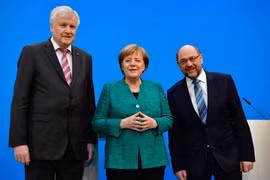 Chủ tịch CSU Horst Seehofer, Thủ tướng Đức Angela Merkel và Chủ tịch SPD Martin Schulz trong cuộc họp báo ở Berlin, Đức ngày 7/2. (Nguồn: AFP/TTXVN)
