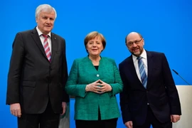 Chủ tịch CSU Horst Seehofer, Thủ tướng Đức Angela Merkel và Chủ tịch SPD Martin Schulz trong cuộc họp báo ở Berlin, Đức ngày 7/2. (Nguồn: AFP/TTXVN)
