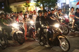 Lực lượng công an thành phố Hà Nội duy trì giữ gìn an ninh trật tự trên những tuyến phố. (Ảnh: Doãn Tấn/TTXVN)