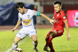Pha tranh bóng giữa Công Phượng (10,HAGL) và hậu vệ đội Thành phố Hồ Chí Minh. (Ảnh: Quang Nhựt/TTXVN)