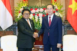 Chủ tịch nước Trần Đại Quang tiếp Chủ tịch Hội đồng đại biểu địa phương (Thượng viện) Indonesia Oesman Sapta Odang. (Ảnh: Nhan Sáng/TTXVN)