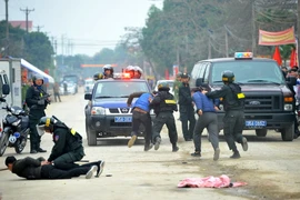 Cảnh sát cơ động trấn áp các đối tượng quá khích nơi công cộng