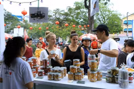 Du khách nước ngoài tham quan mua sắm tại Liên hoan ẩm thực quốc tế. (Ảnh: Hoàng Hùng/TTXVN)