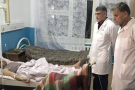 Một nạn nhân bị thuwong trong vụ xả súng nằm điều trị tại bệnh viện ở Kizlyar. (Nguồn: EPA)