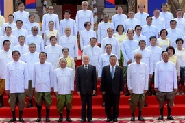 Quốc vương Campuchia Norodom Sihamoni (giữa, hàng đầu), Thủ tướng Samdech Techo Hun Sen (thứ 2, trái), Chủ tịch Quốc hội Samdech Heng Samrin (thứ 3, trái) cùng các thành viên nội các chụp ảnh chung. (Nguồn: AFP/ TTXVN)