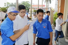 Sinh viên tình nguyện tham gia hoạt động tiếp sức mùa thi 2017. (Ảnh: Văn Điệp/TTXVN)