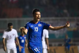Supachai Chaided ăn mừng bàn thắng gỡ hòa cho Olympic Thái Lan trong trận đấu với Olympic Qatar. (Nguồn: goal.com)