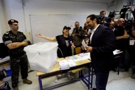 Thủ tướng Liban Saad Hariri (phải, phía trước) bỏ phiếu tại điểm bầu cử ở Beirut ngày 6/5. (Nguồn: THX/TTXVN)