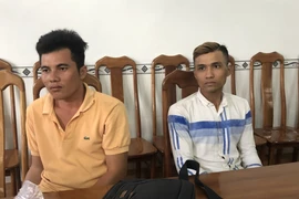 Hai đối tượng được đưa về làm việc tại cơ quan Công an tỉnh Cà Mau. (Ảnh: Huỳnh Thế Anh/TTXVN)