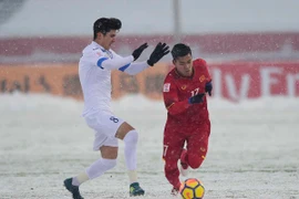 Pha tranh bóng giữa Jasurbek Yakhshiboev (trái) của U23 Uzbekistan với Vũ Văn Thanh (phải) của U23 Việt Nam trong trận chung kết U23 châu Á. (Nguồn: AFP/TTXVN)