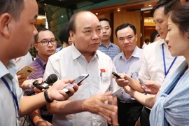 Thủ tướng Nguyễn Xuân Phúc trả lời phỏng vấn các cơ quan thông tấn, báo chí trong giờ giải lao. (Ảnh: Lâm Khánh/TTXVN)