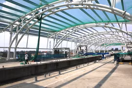 Công nhân lắp đặt lưới an toàn thi công hệ thống mái vòm nhà ga Khu công nghệ cao. (Ảnh: Hoàng Hải/TTXVN)