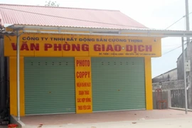 5 văn phòng và sàn giao dịch bất động sản ở xã Hạ Long (Vân Đồn) đều đóng cửa sau lệnh tạm dừng. Không còn hiện tượng cò đất, tư vấn đất đai ở xã Hạ Long. (Ảnh: Văn Đức/TTXVN)