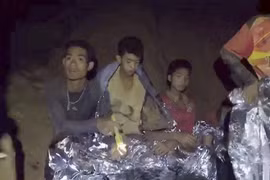 Các thành viên đội bóng thiếu niên mắc kẹt bên trong hang Tham Luang ngày 4/7. (Nguồn: THX/ TTXVN)