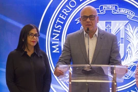 Bộ trưởng Thông tin và Truyền thông Jorge Rodríguez (phải), trưởng đoàn đàm phán Chính phủ Venezuela phát biểu tại cuộc họp báo sau khi tham dự vòng đối thoại với các đại diện phe đối lập, ngày 13/1. (Nguồn: AFP/TTXVN)