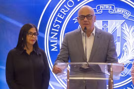 Bộ trưởng Thông tin và Truyền thông Jorge Rodríguez (phải), trưởng đoàn đàm phán Chính phủ Venezuela phát biểu tại cuộc họp báo sau khi tham dự vòng đối thoại với các đại diện phe đối lập, ngày 13/1. (Nguồn: AFP/TTXVN)