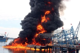 Hiện trường vụ cháy tàu. (Ảnh: Đỗ Trưởng/TTXVN)