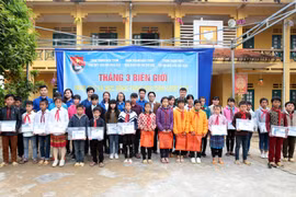 Tuổi trẻ TTXVN mang yêu thương đến với học sinh nghèo vùng biên