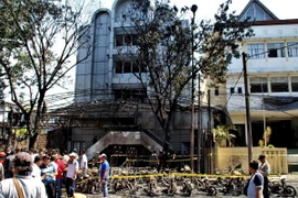 Cảnh sát điều tra tại hiện trường vụ đánh bom ở Surabaya ngày 13/5. (Nguồn: THX/TTXVN)