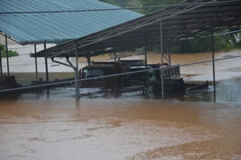 Mưa to làm nước tràn vào nhà một số hộ dân thị trấn Xuân Hòa. (Ảnh: Chu Hiệu/TTXVN)