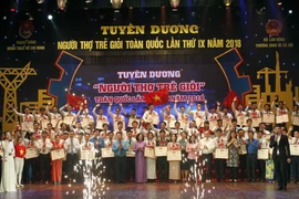 Các đại biểu với các Gương mặt “Người thợ trẻ giỏi” toàn quốc lần thứ IX năm 2018. (Ảnh: Văn Điệp/TTXVN)