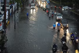 Nước ngập trên đường Nguyễn Hữu Cảnh. (Ảnh: Xuân Dự/TTXVN)