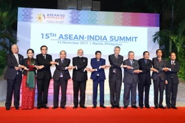 Thủ tướng Chính phủ Nguyễn Xuân Phúc và các Trưởng đoàn chụp ảnh chung tại Hội nghị Cấp cao ASEAN-Ấn Độ lần thứ 15. (Ảnh: Thống Nhất/TTXVN)
