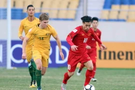 Cầu thủ Công Phượng của U23 Việt Nam đi bóng vượt qua các cầu thủ U23 Australia. (Ảnh: Hoàng Linh/TTXVN)