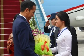 Chiều 11/9, Tổng thống Indonesia Joko Widodo và Phu nhân đã đến Hà Nội, bắt đầu chuyến thăm cấp Nhà nước tới Việt Nam từ ngày 11-12/9 và tham dự WEF ASEAN 2018. (Ảnh: Doãn Tấn/TTXVN)