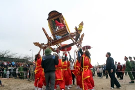 Nghi thức chạy ói trong Lễ cầu ngư. (Ảnh: Tá Chuyên/TTXVN)