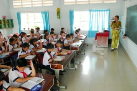 Các em học sinh Trường Tiểu học An Nhơn Đông (xã An Nhơn Tây, huyện Củ Chi) trong giờ học. (Ảnh: Mạnh Linh/TTXVN)
