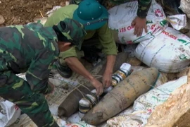 Lực lượng công binh tiến hành hủy nổ 2 quả bom. (Ảnh: Vũ Thị Hà/TTXVN)