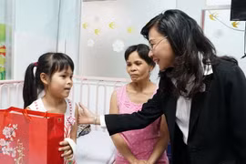 Phó Chủ tịch Ủy ban Nhân dân Thành phố Hồ Chí Minh Nguyễn Thị Thu thăm và tặng quà tết cho bệnh nhi tại Bệnh viện Nhi đồng 1. (Ảnh: Phương Vy/TTXVN)