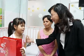 Phó Chủ tịch Ủy ban Nhân dân Thành phố Hồ Chí Minh Nguyễn Thị Thu thăm và tặng quà tết cho bệnh nhi tại Bệnh viện Nhi đồng 1. (Ảnh: Phương Vy/TTXVN)