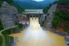 Xả tràn tại thủy điện Hố Hô, Quảng Bình. (Ảnh: Thành Đạt/TTXVN)