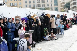 Người tị nạn Syria xếp hàng nhận đồ viện trợ thiết yếu tại Beirut, Liban ngày 26/11/2017. (Nguồn: AFP/TTXVN)