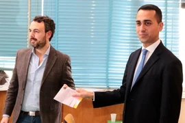 Lãnh đạo phong trào 5 Sao (M5S) Luigi Di Maio (phải) bỏ phiếu tại điểm bầu cử ở Pomigliano d'Arco, gần Naples, ngày 4/3. (Nguồn: AFP/TTXVN)